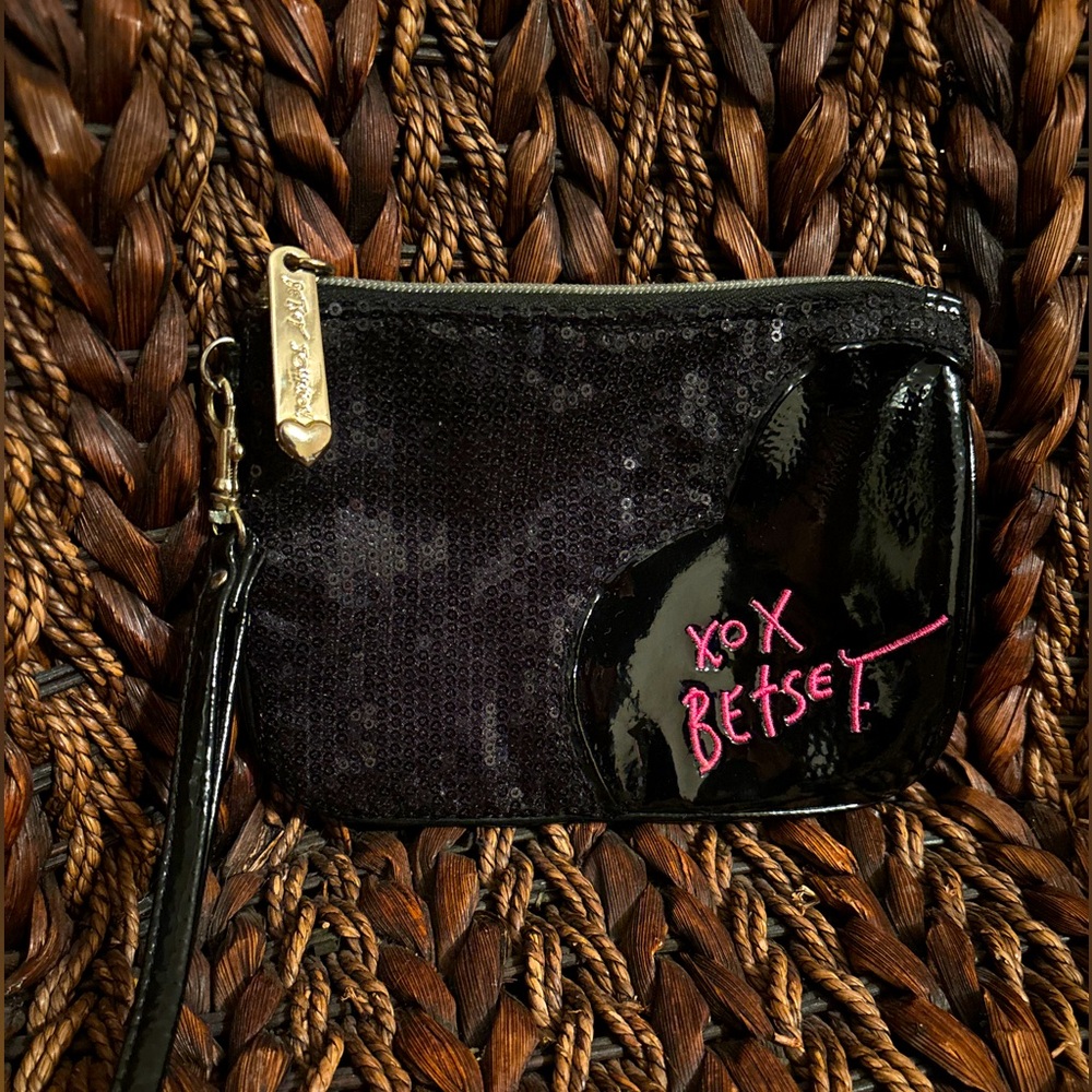 Betsey Johnson Zip Detachable Handle Wristlet XOX